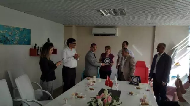 Anadolu Hayad'dan Yılın Hemşirelerine Plaket Anadolu Hayad'dan Yılın Hemşirelerine Plaket