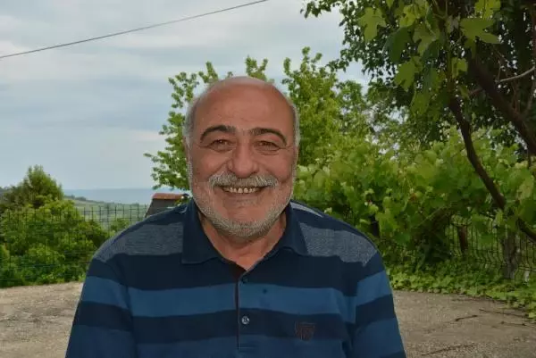 Eski Başkan, Cezası Nedeniyle Camide Çevre Düzenlemesi Yapıyor Eski Başkan, Cezası Nedeniyle Camide Çevre Düzenlemesi Yapıyor