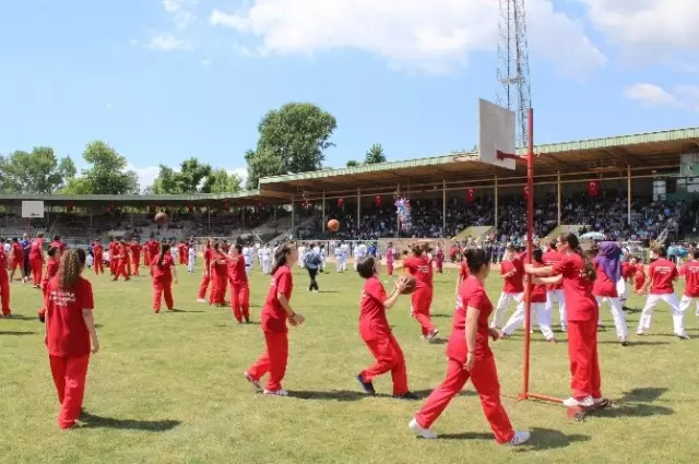 Sakarya'da 19 Mayıs Atatürk'ü Anma, Gençlik ve Spor Bayramı Kutlandı Sakarya'da 19 Mayıs Atatürk'ü Anma, Gençlik ve Spor Bayramı Kutlandı