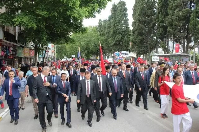 Sakarya'da 19 Mayıs Atatürk'ü Anma, Gençlik ve Spor Bayramı Kutlandı Sakarya'da 19 Mayıs Atatürk'ü Anma, Gençlik ve Spor Bayramı Kutlandı