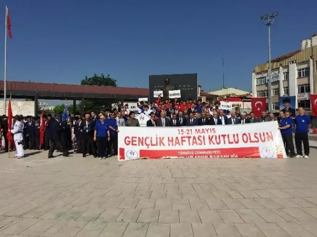 Sakarya'da 19 Mayıs Atatürk'ü Anma, Gençlik ve Spor Bayramı Kutlandı Sakarya'da 19 Mayıs Atatürk'ü Anma, Gençlik ve Spor Bayramı Kutlandı