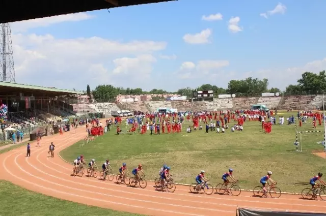Sakarya'da 19 Mayıs Atatürk'ü Anma, Gençlik ve Spor Bayramı Kutlandı Sakarya'da 19 Mayıs Atatürk'ü Anma, Gençlik ve Spor Bayramı Kutlandı