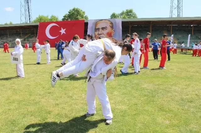 Sakarya'da 19 Mayıs Atatürk'ü Anma, Gençlik ve Spor Bayramı Kutlandı Sakarya'da 19 Mayıs Atatürk'ü Anma, Gençlik ve Spor Bayramı Kutlandı