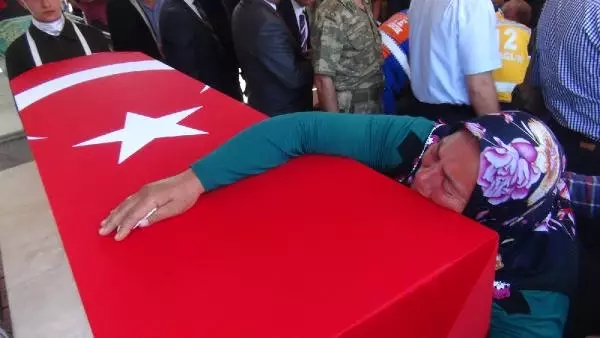 Şehit Güler'i, Hatay'da 15 Bin Kişi Son Yolculuğuna Uğurladı Şehit Güler'i, Hatay'da 15 Bin Kişi Son Yolculuğuna Uğurladı