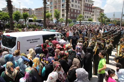 Şehit Sözleşmeli Er Güler, Gözyaşlarıyla Son Yolculuğuna Uğurlandı Şehit Sözleşmeli Er Güler, Gözyaşlarıyla Son Yolculuğuna Uğurlandı