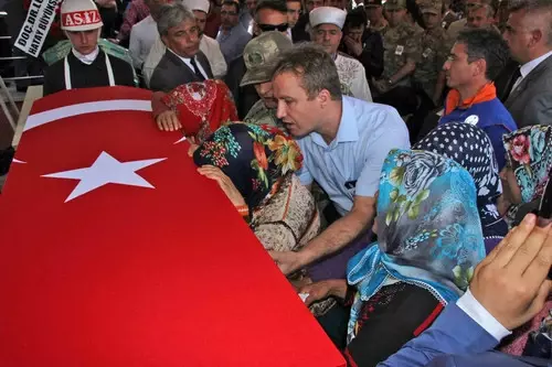 Şehit Sözleşmeli Er Güler, Gözyaşlarıyla Son Yolculuğuna Uğurlandı Şehit Sözleşmeli Er Güler, Gözyaşlarıyla Son Yolculuğuna Uğurlandı