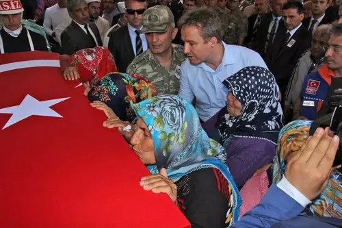 Şehit Sözleşmeli Er Güler, Gözyaşlarıyla Son Yolculuğuna Uğurlandı Şehit Sözleşmeli Er Güler, Gözyaşlarıyla Son Yolculuğuna Uğurlandı