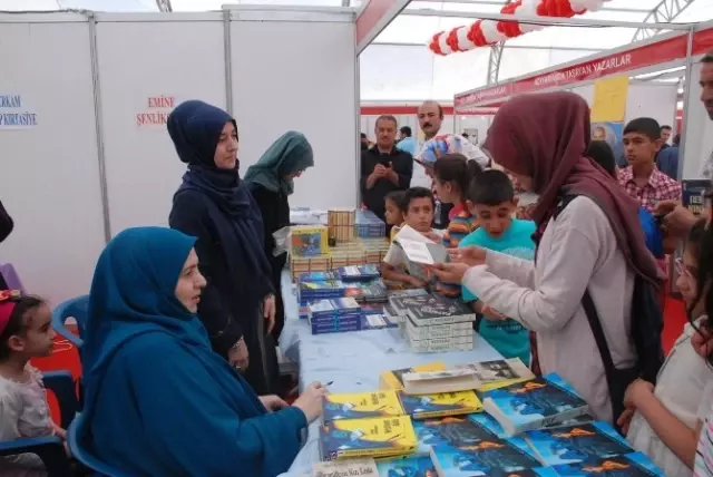Yazar Emine Şenlikoğlu Okurlarıyla Buluştu Yazar Emine Şenlikoğlu Okurlarıyla Buluştu