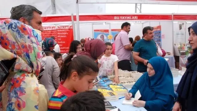 Yazar Emine Şenlikoğlu Okurlarıyla Buluştu Yazar Emine Şenlikoğlu Okurlarıyla Buluştu