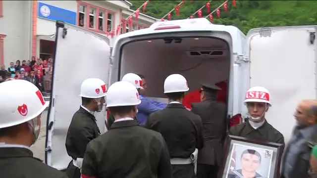 Hatay'da Şehit Olan Sözleşmeli Er Alper Al, Son Yolculuğuna Uğurlandı