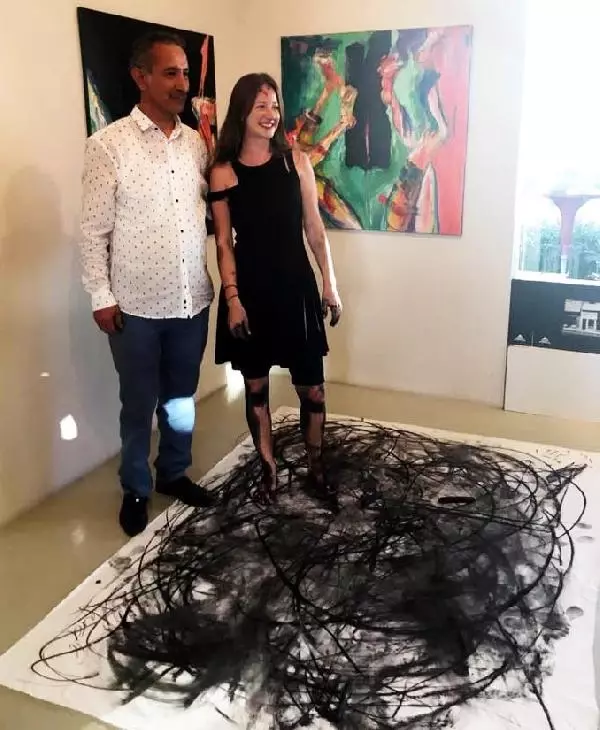 Avustralyalı Ressam, Vücuduyla Tablo Yaptı
