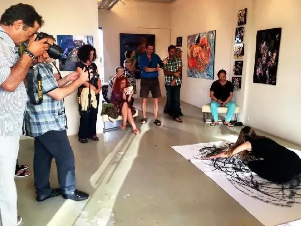 Avustralyalı Ressam, Vücuduyla Tablo Yaptı