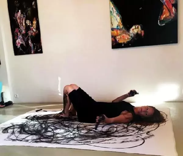 Avustralyalı Ressam, Vücuduyla Tablo Yaptı