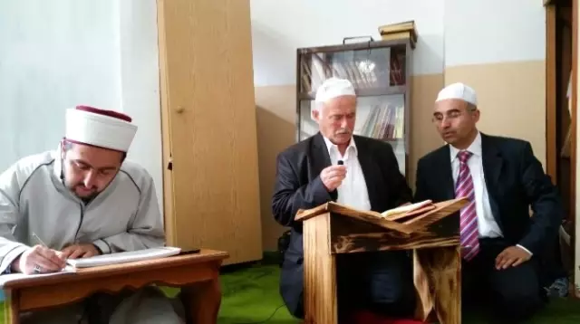 Kuran Aşığı İmam Tüm İlçeye Kuran Öğretmek İçin Çalışıyor Kuran Aşığı İmam Tüm İlçeye Kuran Öğretmek İçin Çalışıyor