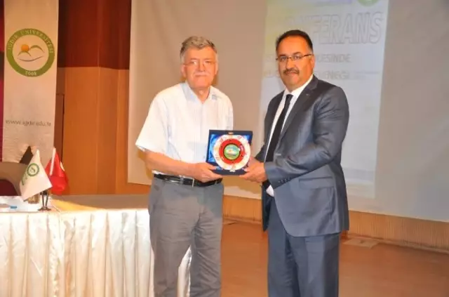 Iğdır Üniversitesi'nde 'İslam Düşüncesinde Edebiyat Geleneği' Konulu Konferans Iğdır Üniversitesi'nde 'İslam Düşüncesinde Edebiyat Geleneği' Konulu Konferans