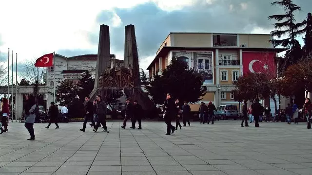 Gasp Suçundan Aranan Şahıs Yakalanacağını Anlayınca Başına Silah Dayadı Gasp Suçundan Aranan Şahıs Yakalanacağını Anlayınca Başına Silah Dayadı