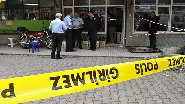 Gasp Suçundan Aranan Şahıs Yakalanacağını Anlayınca Başına Silah Dayadı Gasp Suçundan Aranan Şahıs Yakalanacağını Anlayınca Başına Silah Dayadı