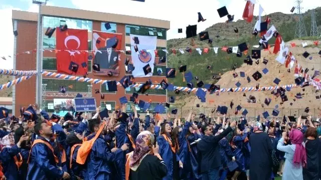 Gümüşhane Üniversitesi'nde Mezuniyet Coşkusu Gümüşhane Üniversitesi'nde Mezuniyet Coşkusu