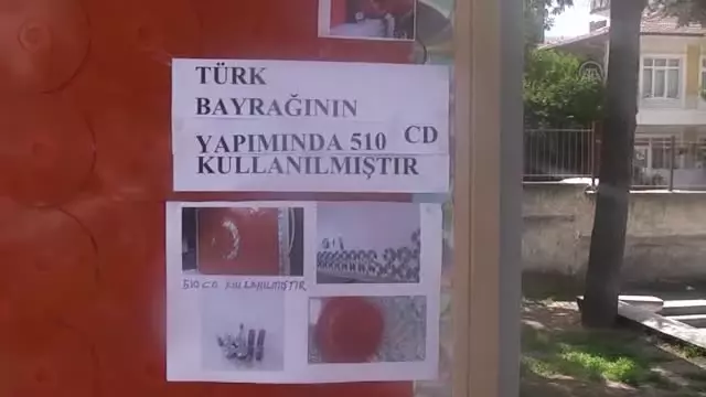 Şehitler Anısına Cd'lerden Türk Bayrağı Şehitler Anısına Cd'lerden Türk Bayrağı