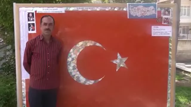Şehitler Anısına Cd'lerden Türk Bayrağı Şehitler Anısına Cd'lerden Türk Bayrağı