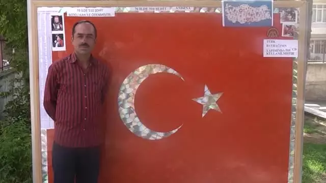 Şehitler Anısına Cd'lerden Türk Bayrağı Şehitler Anısına Cd'lerden Türk Bayrağı