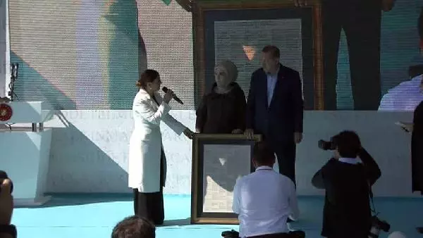 Erdoğan: 'Çalışıyorum' Diye Annelikten İmtina Eden Kadın, Kadınlığını İnkar Ediyor Demektir Erdoğan: 'Çalışıyorum' Diye Annelikten İmtina Eden Kadın, Kadınlığını İnkar Ediyor Demektir