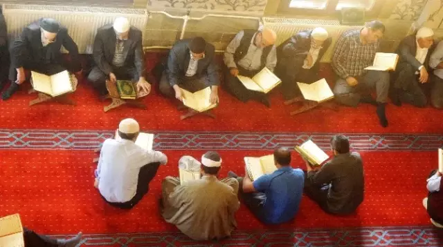Van'da 14 Asırlık 'Mukabele' Geleneği Devam Ettiriliyor Van'da 14 Asırlık 'Mukabele' Geleneği Devam Ettiriliyor