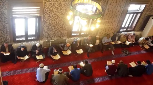 Van'da 14 Asırlık 'Mukabele' Geleneği Devam Ettiriliyor Van'da 14 Asırlık 'Mukabele' Geleneği Devam Ettiriliyor