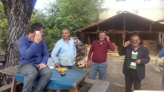 Telefon Görüşmesi İçin Çatıya Çıkıyorlar