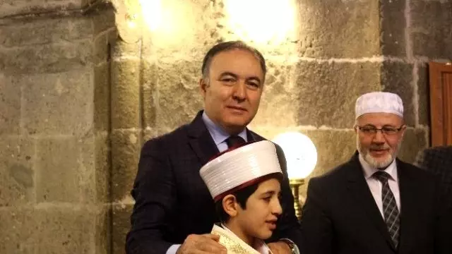 Vali Altıparmak Cuma Hutbesi ile Erzurumlulardan Helallik İstedi Vali Altıparmak Cuma Hutbesi ile Erzurumlulardan Helallik İstedi