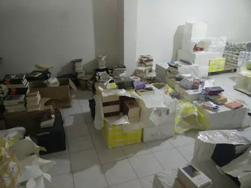 Kadın Korsan, 15 Bin Kitapla Yakalandı Kadın Korsan, 15 Bin Kitapla Yakalandı