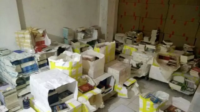 Kadın Korsan, 15 Bin Kitapla Yakalandı Kadın Korsan, 15 Bin Kitapla Yakalandı
