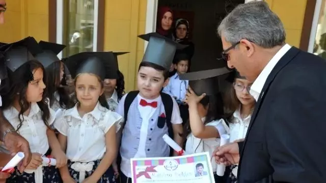 Cumhurbaşkanı Erdoğan'ın Sahip Çıktığı Kayra'nın Karne Sevinci Cumhurbaşkanı Erdoğan'ın Sahip Çıktığı Kayra'nın Karne Sevinci