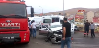 Elazığ'da Kamyonet ile Otomobilin Çarpıştığı Kazada 5 Kişi Yaralandı