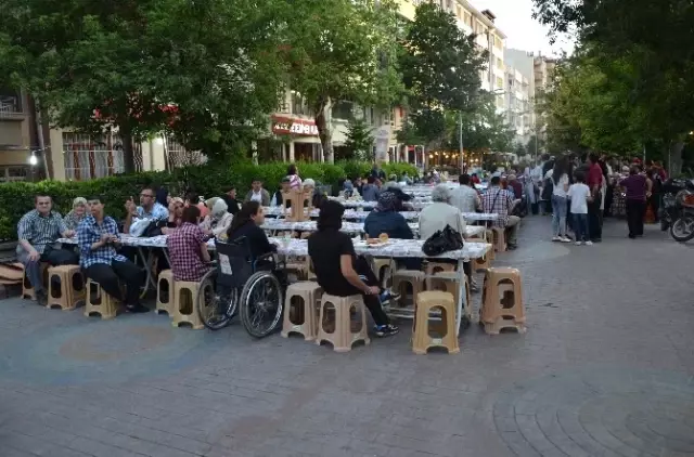Görme Engelliler İftarda Bir Araya Geldi Görme Engelliler İftarda Bir Araya Geldi