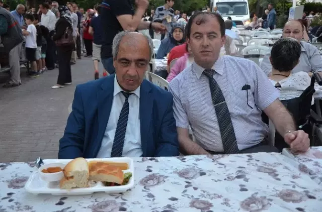 Görme Engelliler İftarda Bir Araya Geldi Görme Engelliler İftarda Bir Araya Geldi