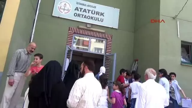 Suriyeli Cocuklarin Karne Sevinci Istanbul