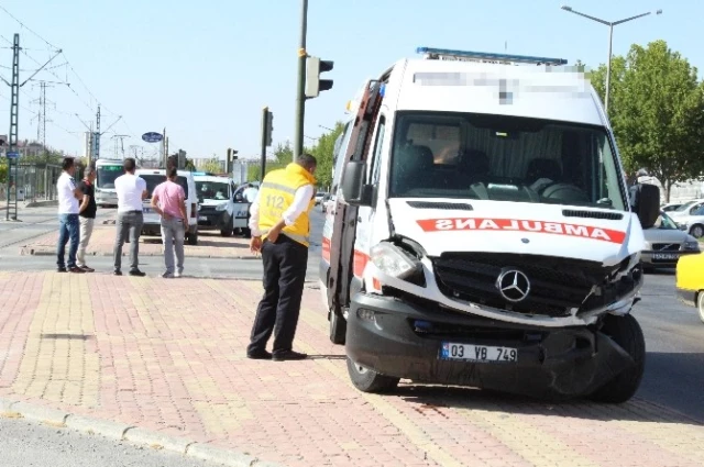 Hasta Taşıyan Ambulans Otomobille Çarpıştı Haberler