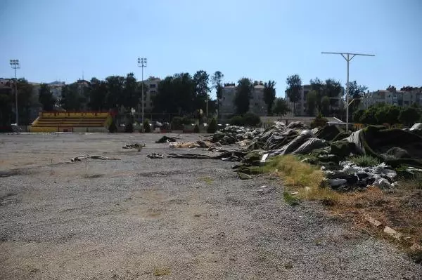 İzmir Tam Bir Stat Mezarlığı