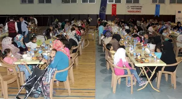 Mülteciler Günü'nde Suriye'den Gelen Mültecilere İftar
