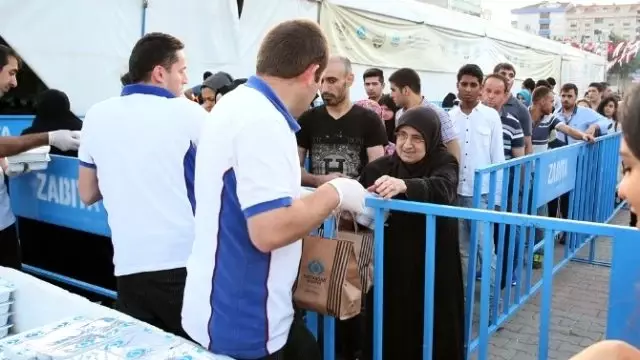 Sultangazi'de Dünya Müslümanları Birarada Sultangazi'de Dünya Müslümanları Birarada