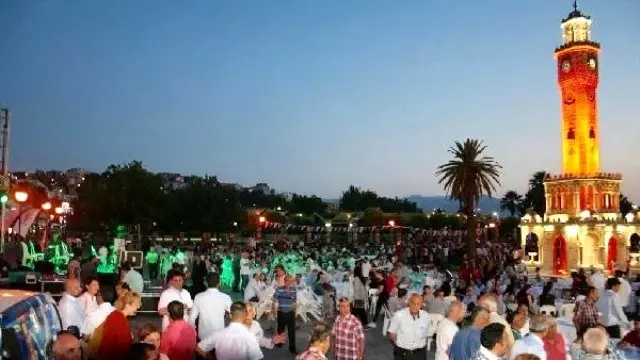AK Parti Konak Meydanı'nda İftar Verdi AK Parti Konak Meydanı'nda İftar Verdi