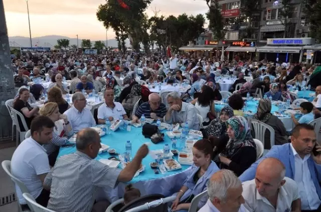 Bandırma'da 6 Bin Kişilik İftar Bandırma'da 6 Bin Kişilik İftar