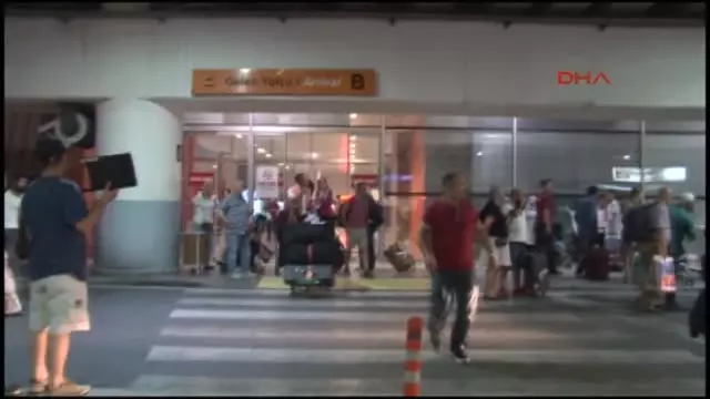 İzmir Uçaklar İzmir'e İndi İzmir Uçaklar İzmir'e İndi