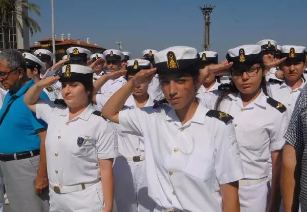 Kabotaj Bayramı'nda Halat Eğlencesi Kabotaj Bayramı'nda Halat Eğlencesi