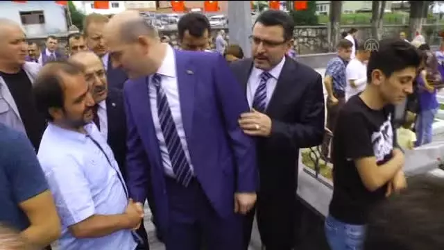 Bakan Soylu, Şehitliği Ziyaret Ederek Vatandaşlarla Bayramlaştı