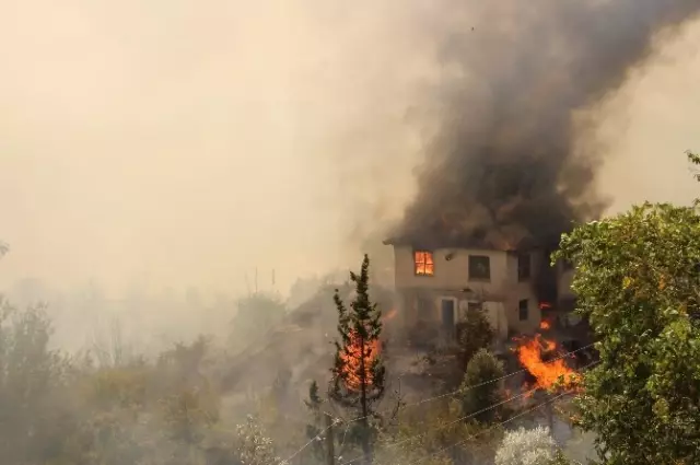 Kumluca'daki Yangın Bölgesinde Buruk Bayramlaşma Kumluca'daki Yangın Bölgesinde Buruk Bayramlaşma