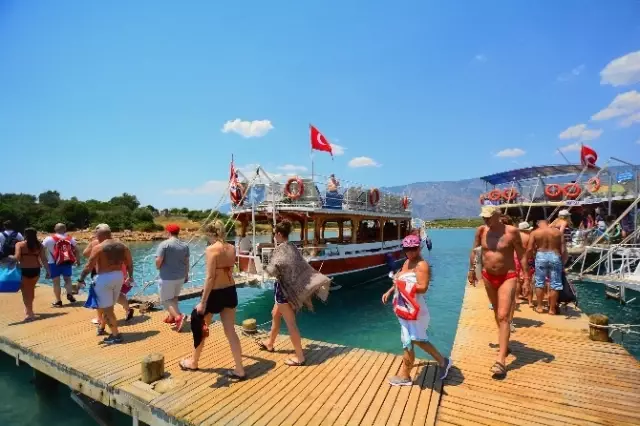 Teknelerle Akın Akın Ada'ya Gittiler