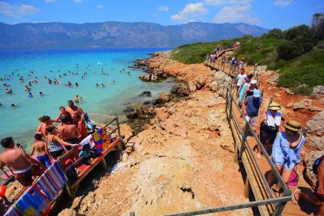 Teknelerle Akın Akın Ada'ya Gittiler
