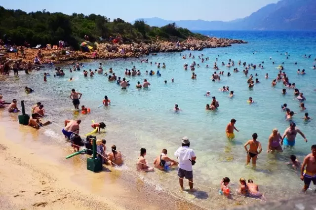 Teknelerle Akın Akın Ada'ya Gittiler
